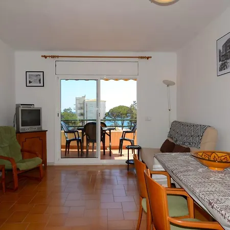 Lejlighed In Riells Beachfront Retreat
