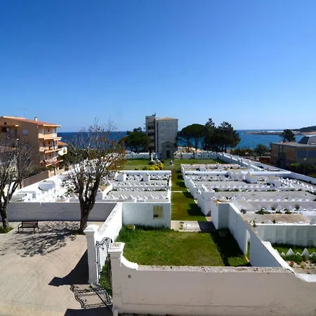 דירה In Riells Beachfront Retreat